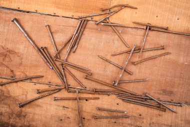 Tahtadaki paslı çiviler. Yıpranmış kalaslar ve çeşitli şekillerde metal bağlayıcılar..