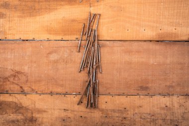 Tahtadaki paslı çiviler. Yıpranmış kalaslar ve çeşitli şekillerde metal bağlayıcılar..