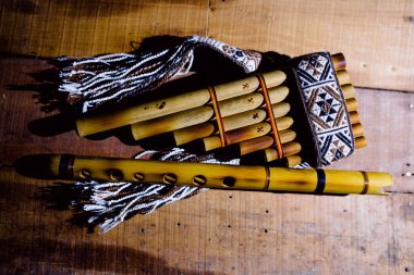 And flütü ve panpipe, And Dağları 'nın geleneksel müzik enstrümanları.
