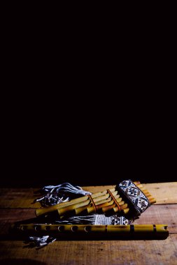 And flütü ve panpipe, And Dağları 'nın geleneksel müzik enstrümanları.