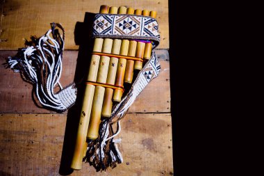 And flütü ve panpipe, And Dağları 'nın geleneksel müzik enstrümanları.