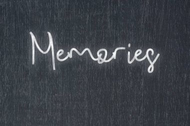 Üzerinde el yazısıyla yazılmış bir tebeşir mesajı olan bir karatahta. Anılar, iş dünyasının başarısının güçlü bir sembolü ve eğitim ve üretim kavramlarındaki motivasyon..