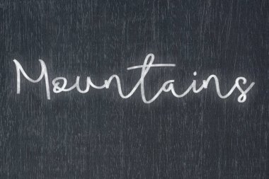 Üzerinde tebeşirle yazılmış bir mesaj olan bir karatahta, iş dünyasının başarısının ve eğitim ve üretim kavramlarındaki motivasyonun güçlü bir sembolü olan dağ yazıyor..