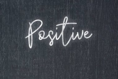 Üzerinde tebeşirle yazılmış olumlu bir mesaj olan bir karatahta, iş dünyasının başarısının ve eğitim ve üretim kavramlarındaki motivasyonun güçlü bir sembolü..