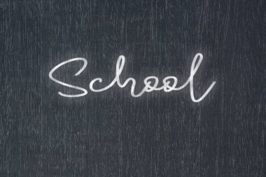 El yazısı tebeşirle yazılmış bir karatahta, 