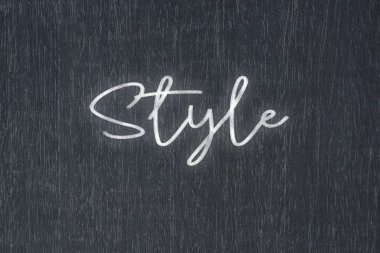 Üzerinde stil yazan el yazısıyla yazılmış bir karatahta, iş dünyasının başarısının ve eğitim ve üretim kavramlarındaki motivasyonun güçlü bir sembolü..