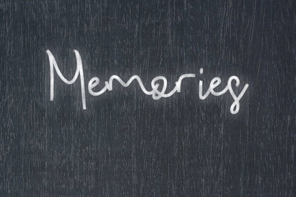 Доска с написанным от руки мелом, который говорит о воспоминаниях, мощный символ успеха бизнеса и мотивации в образовательных и производственных концепциях.