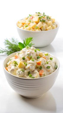 Beyaz arka planda kremalı patates salatası, beyaz kasede patates salatası, beyaz tabakta Rus salatası. Yapay zeka fotoğraf üretti. 4 bin. HD Resim Arkaplanı