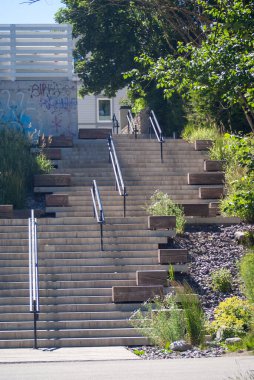 Şehirdeki beton merdivenler