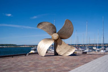 Dekorasyon olarak dev gemi pervanesi