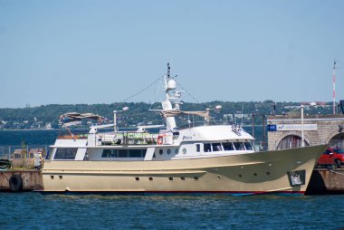 Rıhtımdaki büyük yolcu gemisi..