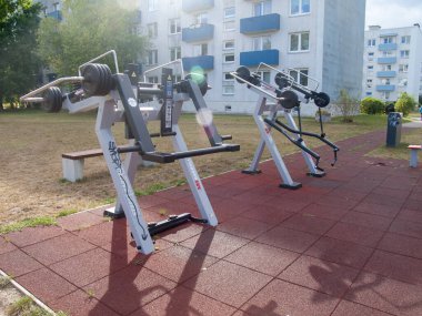 Parkta açık hava spor ekipmanları