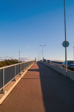 Bir yol köprüsünde yaya kaldırımı