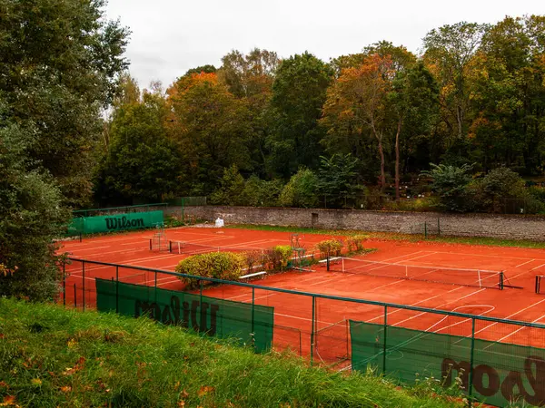 Parktaki tenis kortunun manzarası