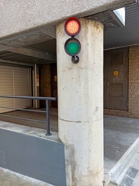 Yeraltı otoparkının girişinde trafik ışığı var..