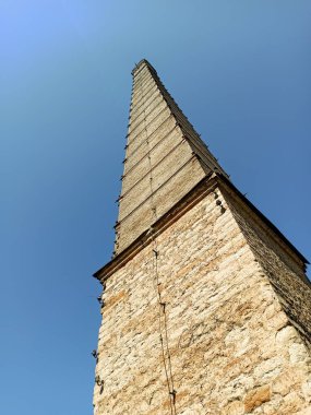 Eski kireçtaşı bacası. Aşağıdan görüntüle.