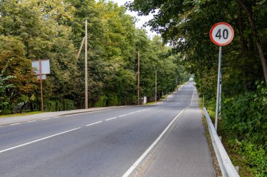 Yaz mevsiminde uzun ve boş bir yol.