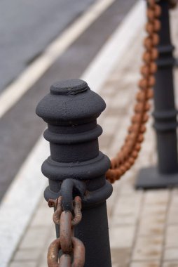 Bir bariyer direğine yakın çekim.