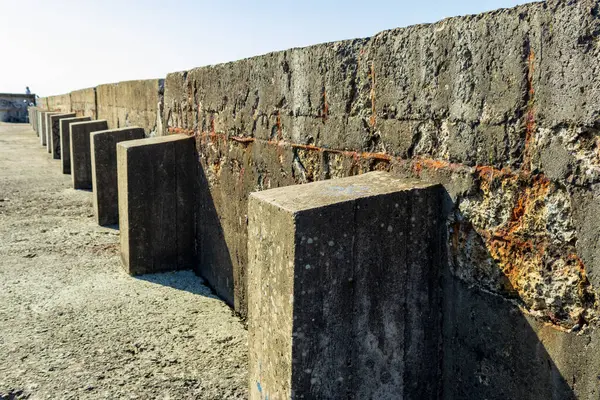 Baltık Denizi 'nin bir körfezinde beton bir dalgakıran..