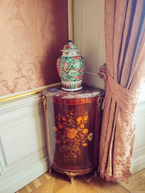 21 Eylül 2024, Rundale 'deki saray kompleksi. Biron 'un Sarayı. Küçük daireler. Bir kaidede vazo.