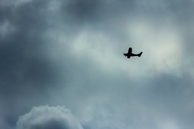 Gökyüzünde uçan bir uçak