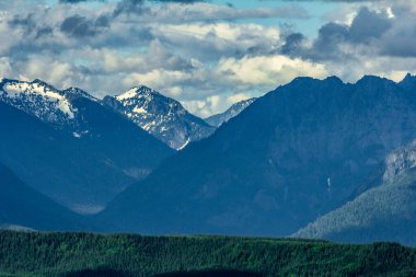 Washington 'da Dağların Arasında Bulutlar