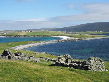 Minn plajı, ya da Bannaminn plajı, Shetland adalarında çarpıcı bir tombolo. Mavi gökyüzü, turkuaz su ve beyaz kum. Shetland Adaları. İskoçya