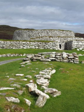 Lerwick, Shetland Adaları 'ndaki Clickim broşu. Clickim Broşu (ayrıca Clickim veya Clickhimin olarak da bilinir) geniş, iyi korunmuş bir broşürdür. Clickim Gölü 'nün güney kıyısında yer alır. Shetland 'daki en iyi korunmuş broşürlerden biri..