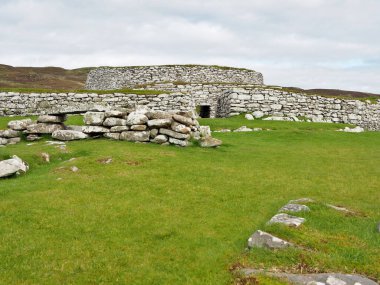 Lerwick, Shetland Adaları 'ndaki Clickim broşu. Clickim Broşu (ayrıca Clickim veya Clickhimin olarak da bilinir) geniş, iyi korunmuş bir broşürdür. Clickim Gölü 'nün güney kıyısında yer alır. Shetland 'daki en iyi korunmuş broşürlerden biri..