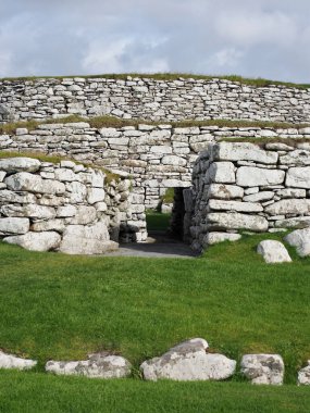Lerwick, Shetland Adaları 'ndaki Clickim broşu. Clickim Broşu (ayrıca Clickim veya Clickhimin olarak da bilinir) geniş, iyi korunmuş bir broşürdür. Clickim Gölü 'nün güney kıyısında yer alır. Shetland 'daki en iyi korunmuş broşürlerden biri..