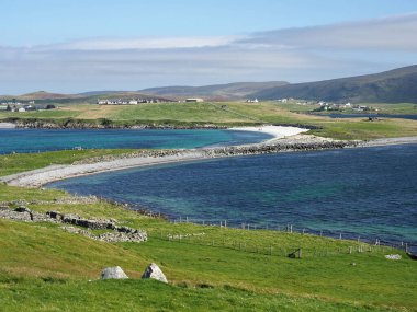 Minn plajı, ya da Bannaminn plajı, Shetland adalarında çarpıcı bir tombolo. Mavi gökyüzü, turkuaz su ve beyaz kum. Shetland Adaları. İskoçya