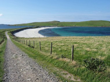 Minn plajı, ya da Bannaminn plajı, Shetland adalarında çarpıcı bir tombolo. Mavi gökyüzü, turkuaz su ve beyaz kum. Shetland Adaları. İskoçya