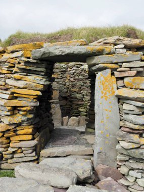 Jarlshof, Tarih Öncesi Arkeoloji Bölgesi ve Norveç Yerleşimi. Shetland adaları. İskoçya. Jarlshof, İngiltere 'de çıkarılmış en dikkate değer arkeolojik alanlardan biridir. İçinde M.Ö. 2500 'den M.Ö. 17. yüzyıla kadar uzanan kalıntılar var..