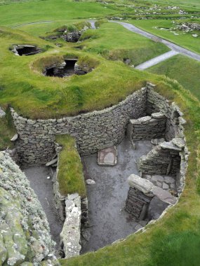 Jarlshof, Tarih Öncesi Arkeoloji Bölgesi ve Norveç Yerleşimi. Shetland adaları. İskoçya. Jarlshof, İngiltere 'de çıkarılmış en dikkate değer arkeolojik alanlardan biridir. İçinde M.Ö. 2500 'den M.Ö. 17. yüzyıla kadar uzanan kalıntılar var..
