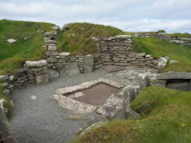 Jarlshof, Tarih Öncesi Arkeoloji Bölgesi ve Norveç Yerleşimi. Shetland adaları. İskoçya. Jarlshof, İngiltere 'de çıkarılmış en dikkate değer arkeolojik alanlardan biridir. İçinde M.Ö. 2500 'den M.Ö. 17. yüzyıla kadar uzanan kalıntılar var..