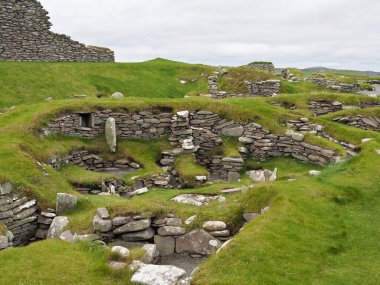 Jarlshof, Tarih Öncesi Arkeoloji Bölgesi ve Norveç Yerleşimi. Shetland adaları. İskoçya. Jarlshof, İngiltere 'de çıkarılmış en dikkate değer arkeolojik alanlardan biridir. İçinde M.Ö. 2500 'den M.Ö. 17. yüzyıla kadar uzanan kalıntılar var..