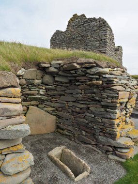 Jarlshof, Tarih Öncesi Arkeoloji Bölgesi ve Norveç Yerleşimi. Shetland adaları. İskoçya. Jarlshof, İngiltere 'de çıkarılmış en dikkate değer arkeolojik alanlardan biridir. İçinde M.Ö. 2500 'den M.Ö. 17. yüzyıla kadar uzanan kalıntılar var..
