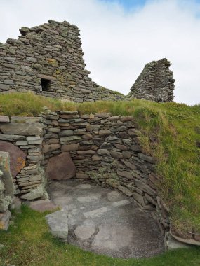Jarlshof, Tarih Öncesi Arkeoloji Bölgesi ve Norveç Yerleşimi. Shetland adaları. İskoçya. Jarlshof, İngiltere 'de çıkarılmış en dikkate değer arkeolojik alanlardan biridir. İçinde M.Ö. 2500 'den M.Ö. 17. yüzyıla kadar uzanan kalıntılar var..