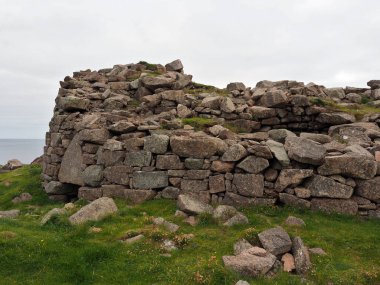 Culswick 'in broşu. Anakara, Shetland Adaları. Culswick Broch, Shetland Adaları 'nda bulunan bir kıyı broşu. İskoçya. Anıt, muhtemelen M.Ö. 500 ile MS 200 yılları arasında inşa edilmiş Demir Çağı tarihli bir broştan oluşuyor.. 