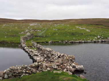 Culswick 'in broşu. Anakara, Shetland Adaları. Culswick Broch, Shetland Adaları 'nda bulunan bir kıyı broşu. İskoçya. Anıt, muhtemelen M.Ö. 500 ile MS 200 yılları arasında inşa edilmiş Demir Çağı tarihli bir broştan oluşuyor.. 