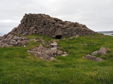 Culswick 'in broşu. Anakara, Shetland Adaları. Culswick Broch, Shetland Adaları 'nda bulunan bir kıyı broşu. İskoçya. Anıt, muhtemelen M.Ö. 500 ile MS 200 yılları arasında inşa edilmiş Demir Çağı tarihli bir broştan oluşuyor.. 
