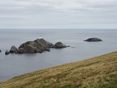Hermaness Ulusal Doğa Koruma Alanı. Muckle Flugga Deniz Feneri ve Out Stack, Birleşik Krallık 'ın en kuzeyindeki nokta. Unst Adası, Shetland Adaları. İskoçya.