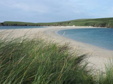 St Ninian plajı, Shetland Adaları 'nda bir tombolo. St Ninian Adası (İngilizce: 