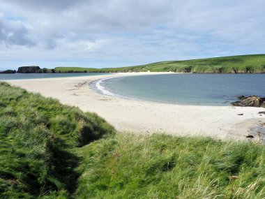 St Ninian plajı, Shetland Adaları 'nda bir tombolo. St Ninian Adası (İngilizce: 