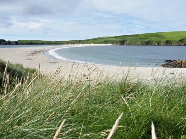 St Ninian plajı, Shetland Adaları 'nda bir tombolo. St Ninian Adası (İngilizce: 