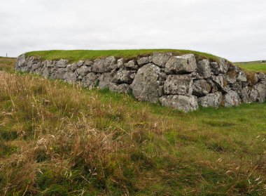 Stanydale Tapınağı, Shetland Adaları 'nda neolitik bir bölge. İskoçya. Stanydale Tapınağı, İskoçya 'nın Shetland Adaları' nda bulunan Neolitik bir sitedir. Stanydale Tapınağı tarih öncesi Shetland 'dan kalan tek gerçek megalitik yapıdır.. 