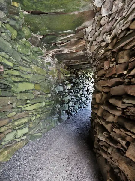 Jarlshof, Tarih Öncesi Arkeoloji Bölgesi ve Norveç Yerleşimi. Shetland adaları. İskoçya. Jarlshof, İngiltere 'de çıkarılmış en dikkate değer arkeolojik alanlardan biridir. İçinde M.Ö. 2500 'den M.Ö. 17. yüzyıla kadar uzanan kalıntılar var..