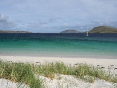 Vatersay, Barra Adası 'nda çarpıcı bir plaj. Hebrides 'in dışında. İskoçya. Vatersay Körfezi geniş kum tepeleri olan güzel bir kumlu körfezdir. Vatersay, Barra adasının güneyinde, Hebrides 'in en güneyinde yaşayan adadır..