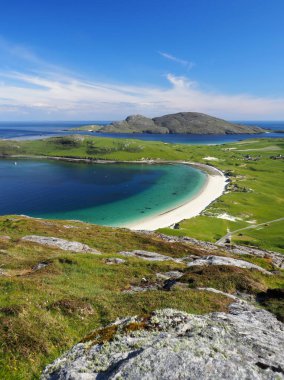 Vatersay, Barra Adası 'nda çarpıcı bir plaj. Hebrides 'in dışında. İskoçya. Vatersay Körfezi geniş kum tepeleri olan güzel bir kumlu körfezdir. Vatersay, Barra adasının güneyinde, Hebrides 'in en güneyinde yaşayan adadır..