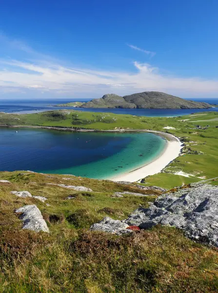 Vatersay, Barra Adası 'nda çarpıcı bir plaj. Hebrides 'in dışında. İskoçya. Vatersay Körfezi geniş kum tepeleri olan güzel bir kumlu körfezdir. Vatersay, Barra adasının güneyinde, Hebrides 'in en güneyinde yaşayan adadır..